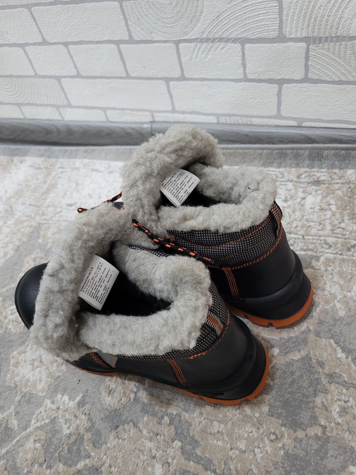 Ботинки продаются