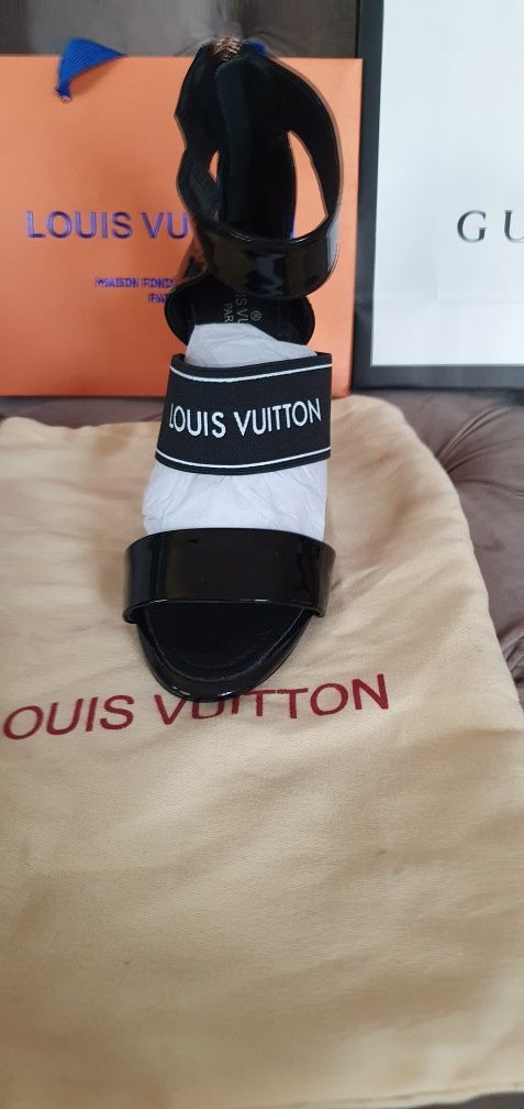 Sandale Louis Vuitton 37 Reducere!