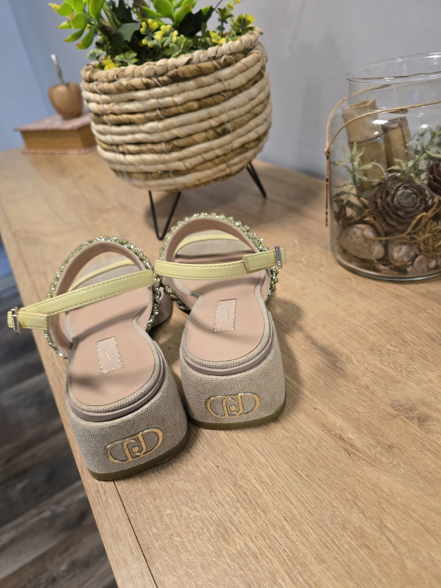 Сандали и обувки 36 и 37 номер dior ,liu jo,UGG ,patrizia pepe