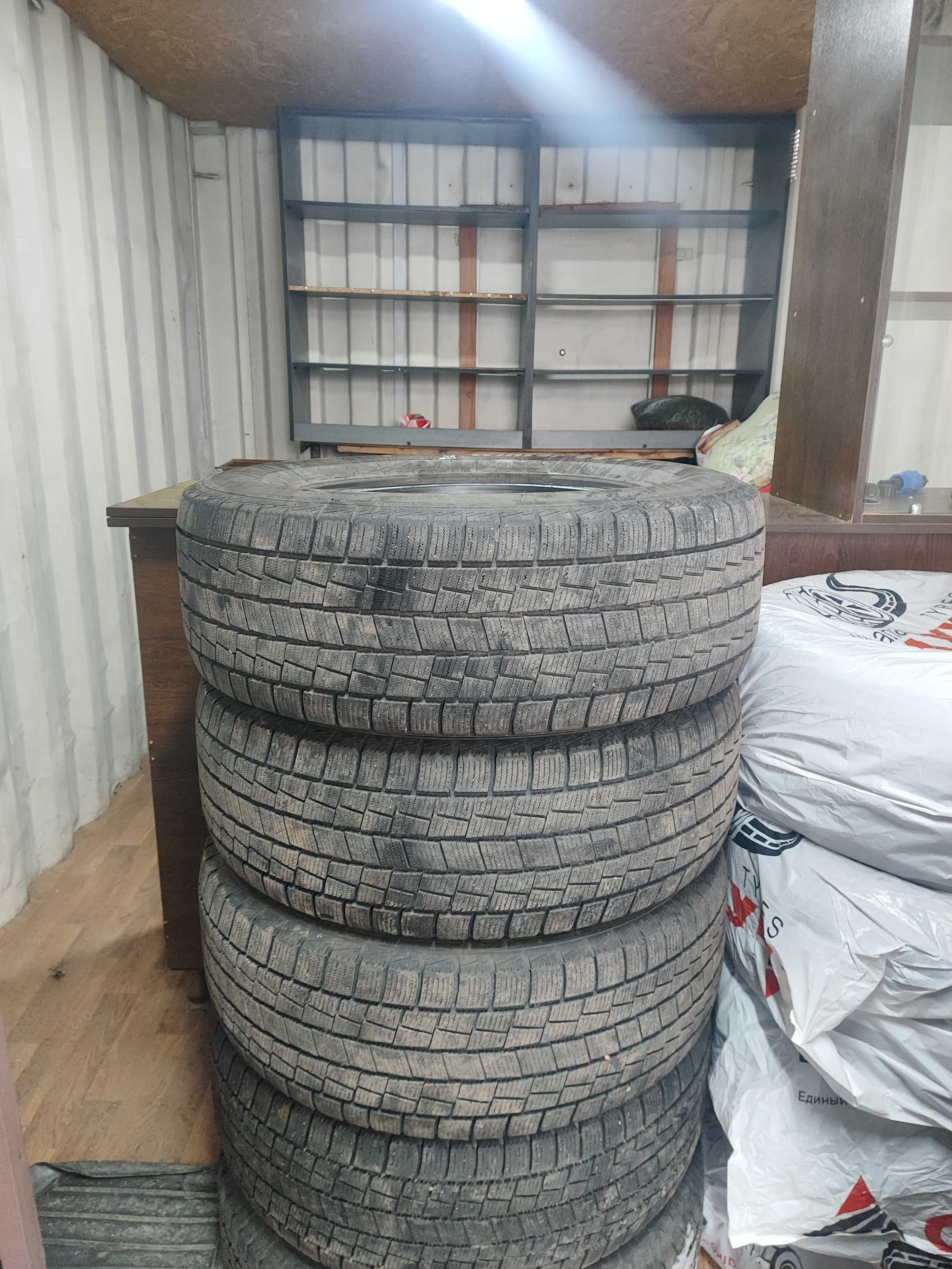 Продам комплект зимних шин 265/65 R 17