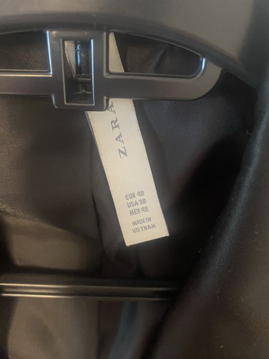 Sacou Zara catifea rosie revere saten negru, marimea 48