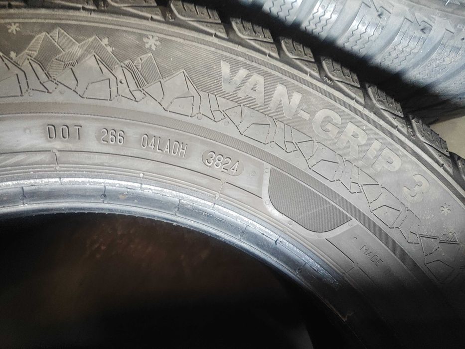 2бр.зимни гуми 215/65/16C Semperit