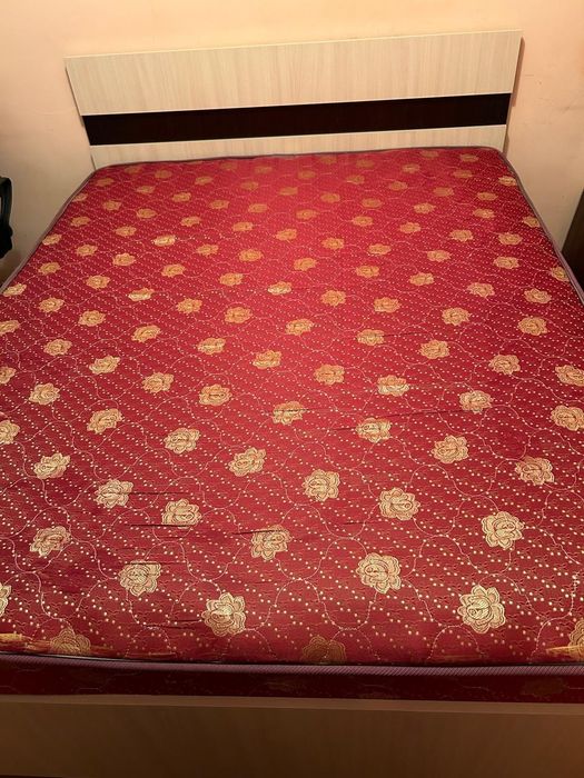 Двухспальная кровать в отличном состоянии