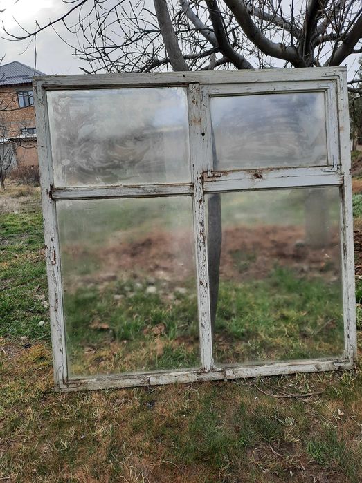 Деревянные оконные рамы остекленные.