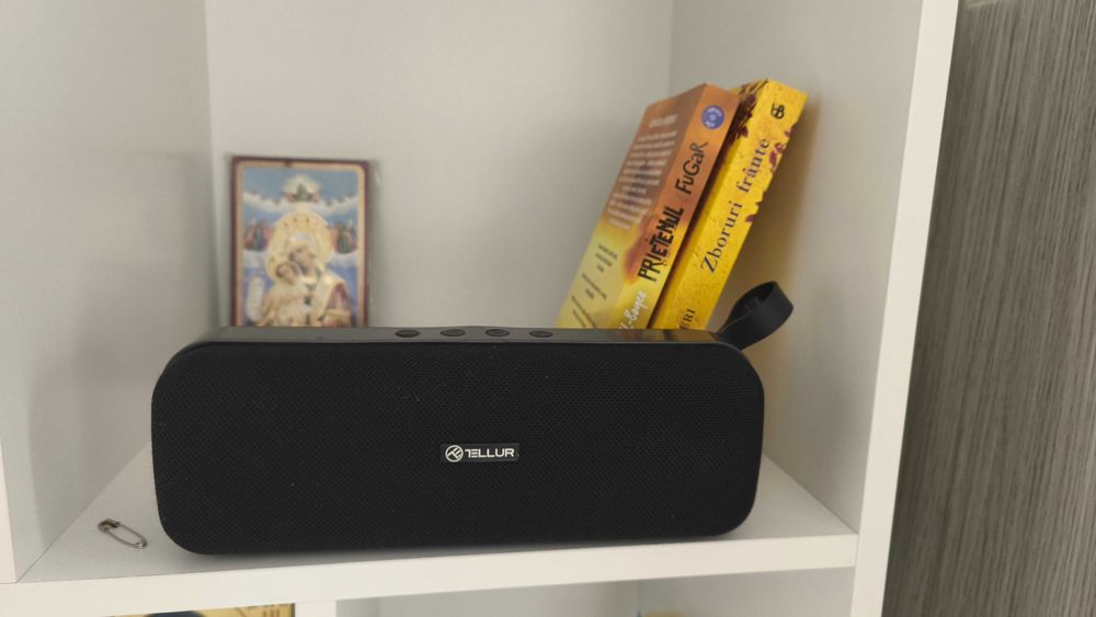 Boxe Serioux: sistem 2.0, lemn, 6W NOI -- Tellur: plastic, 10W Second