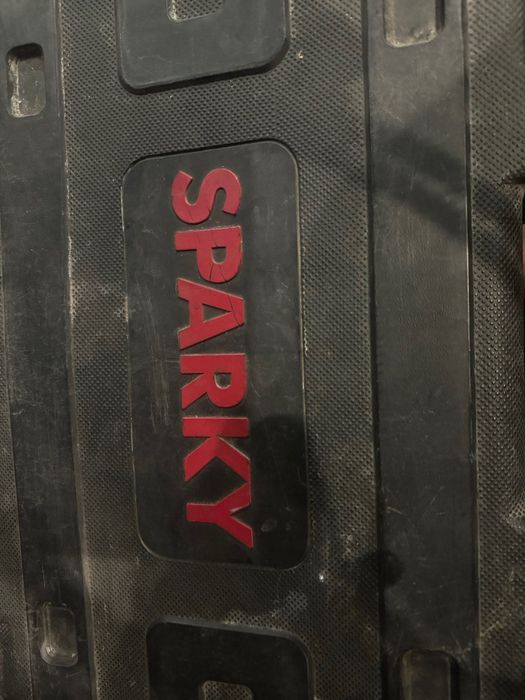 винтоверт Makita с батерия и зарядно.