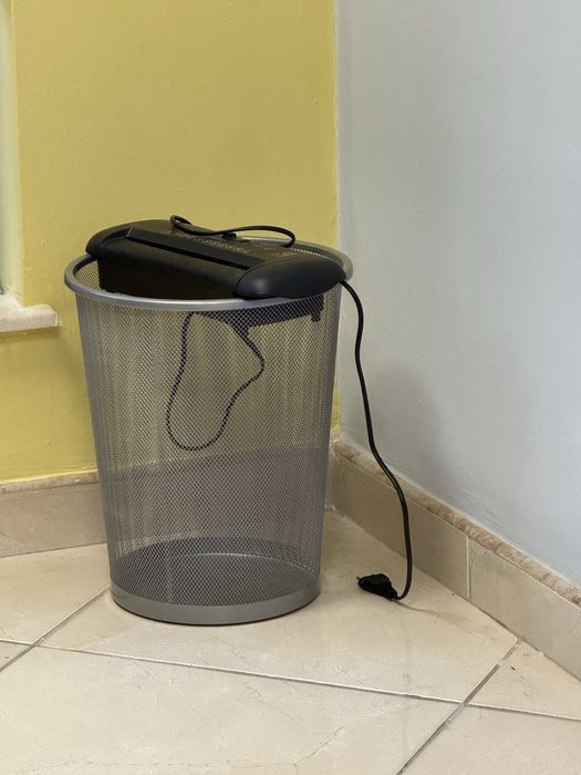 Малък шредер с кош по размер.