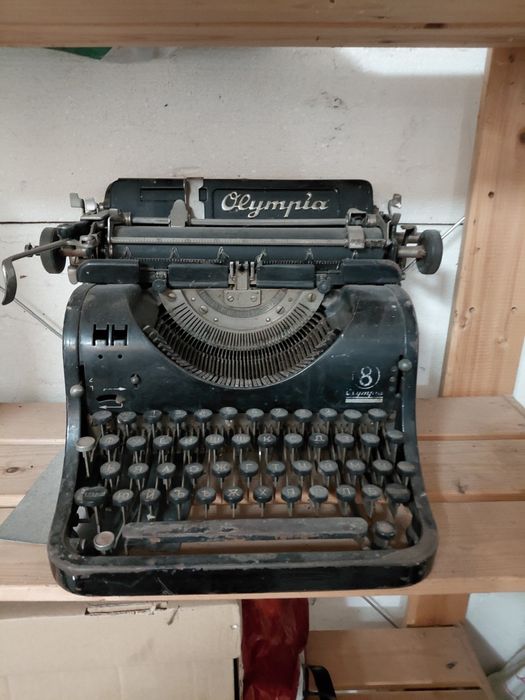 Старинна пишеща машина Олимпия