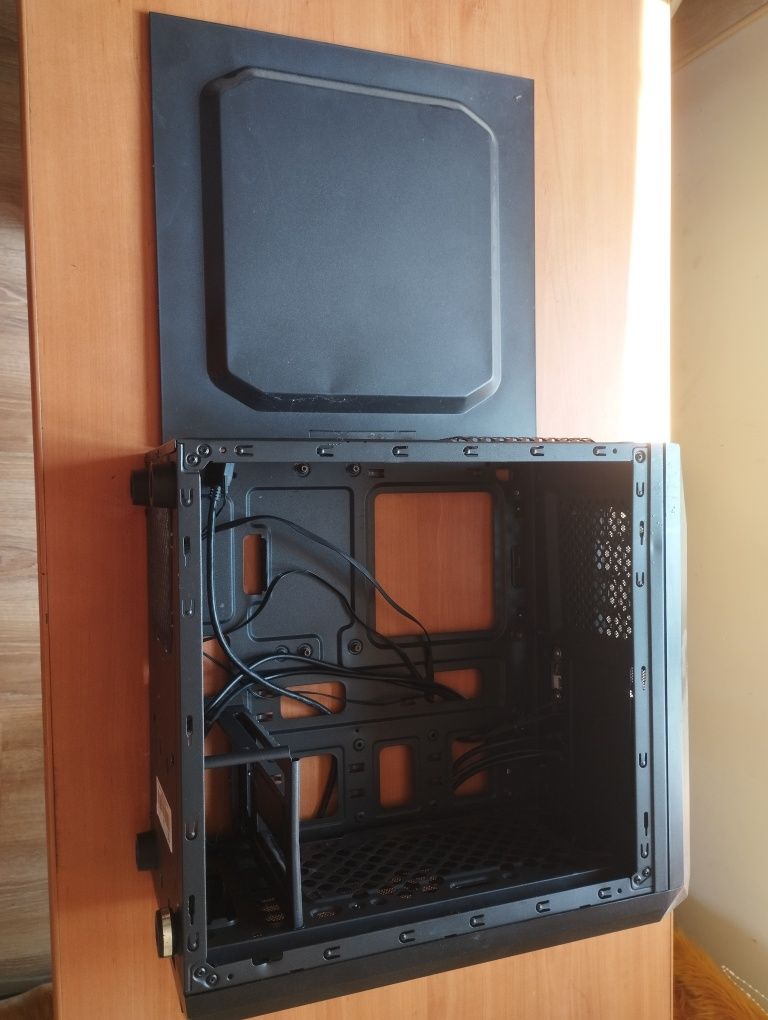Продавам кутия Cit F3 green Micro Atx  предният капак липсва
