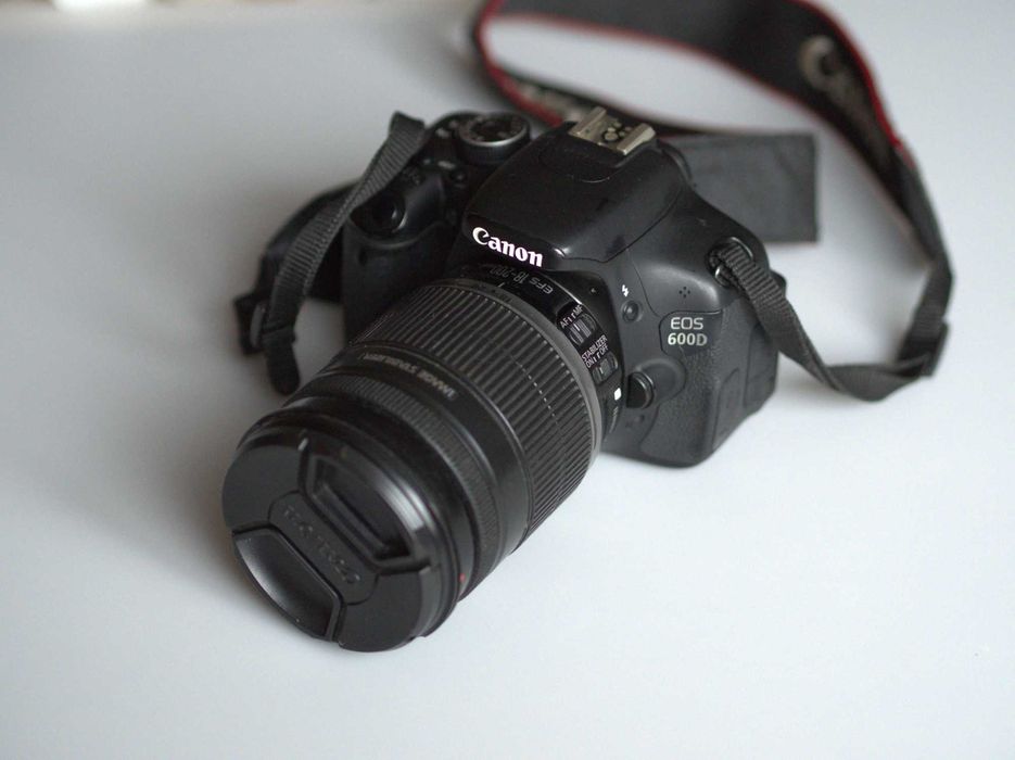 Canon EOS 600D cu obiectiv 18-200