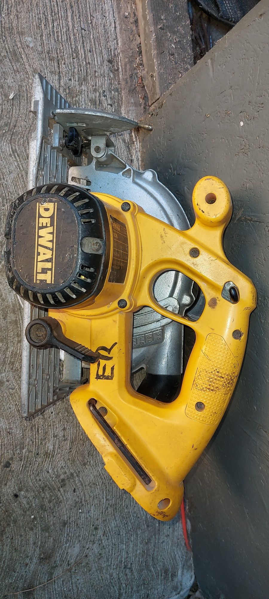 Vând circular Dewalt