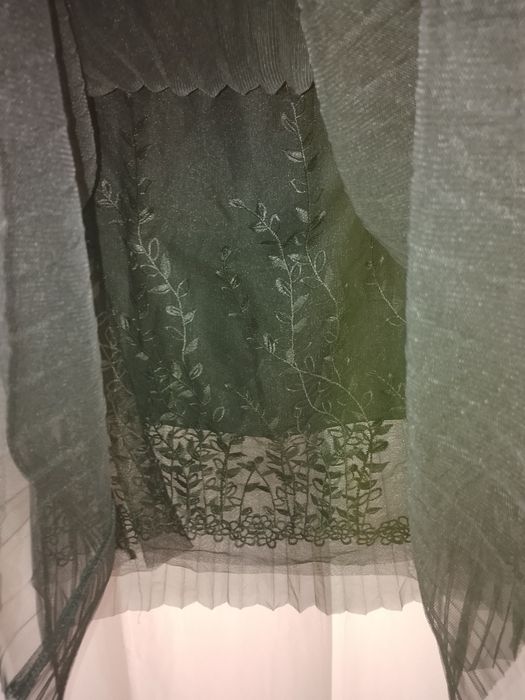 Fusta tull este neagră,pe poză se vede gri