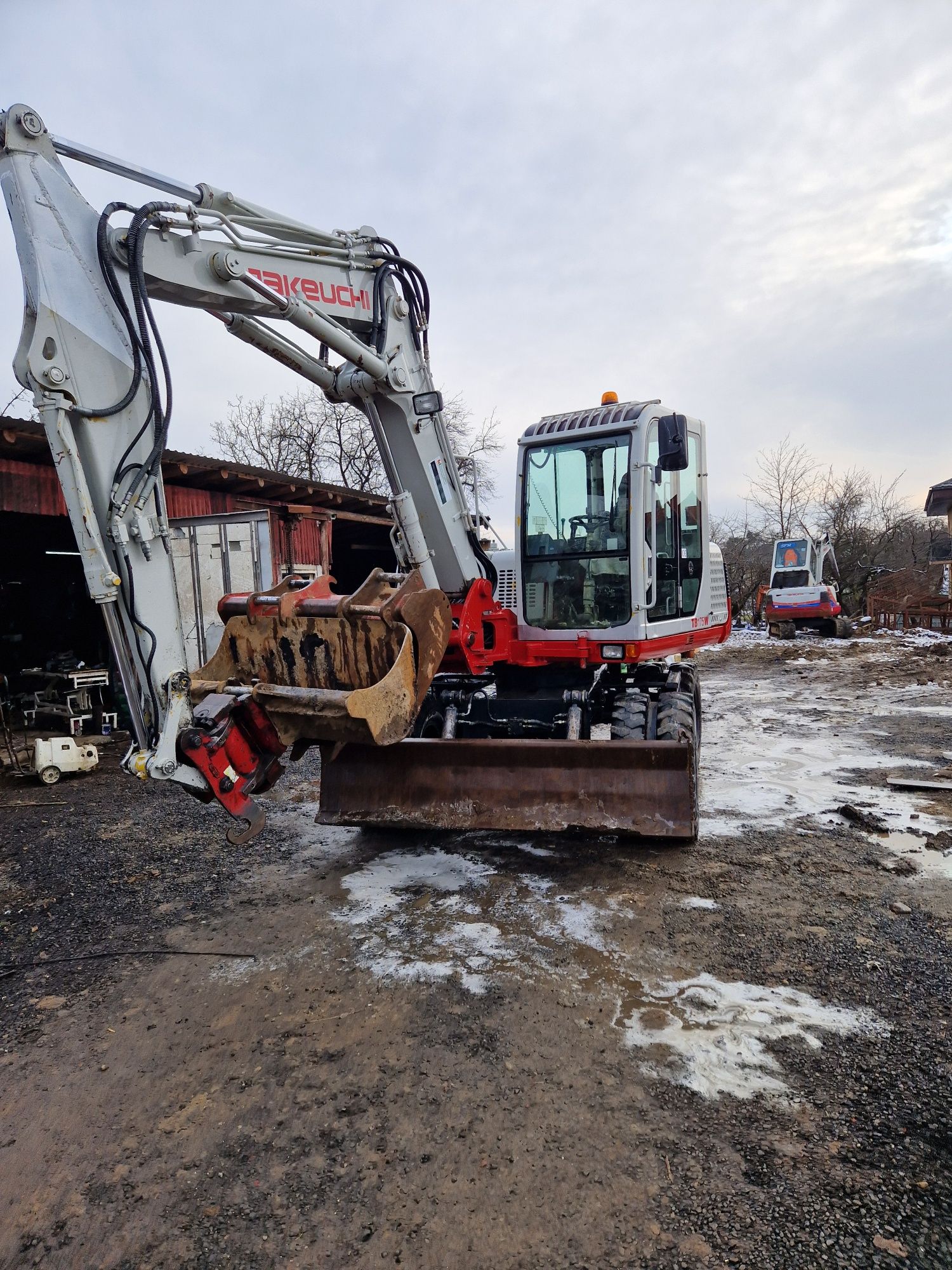 Inchiriez excavator 23 T pe senile, 10 T pe roti si 5 t pe senile