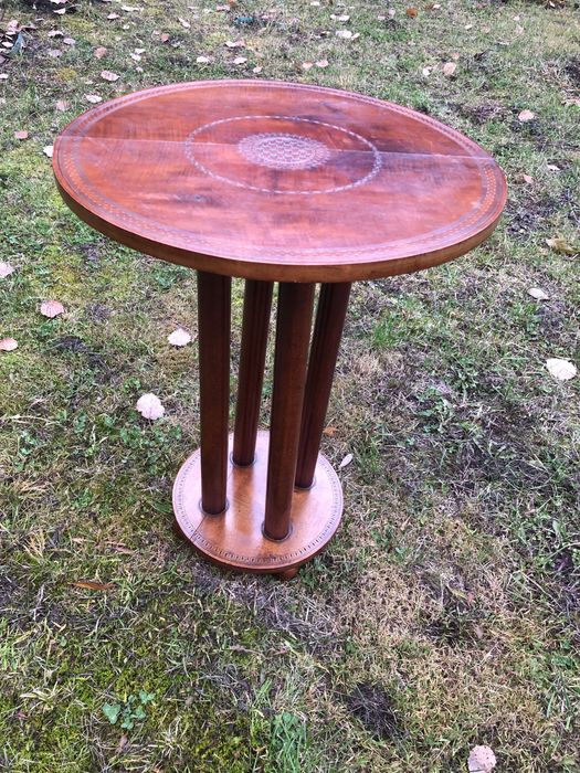 Masă veche de colecție