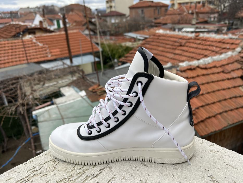 Tommy Hilfiger 44