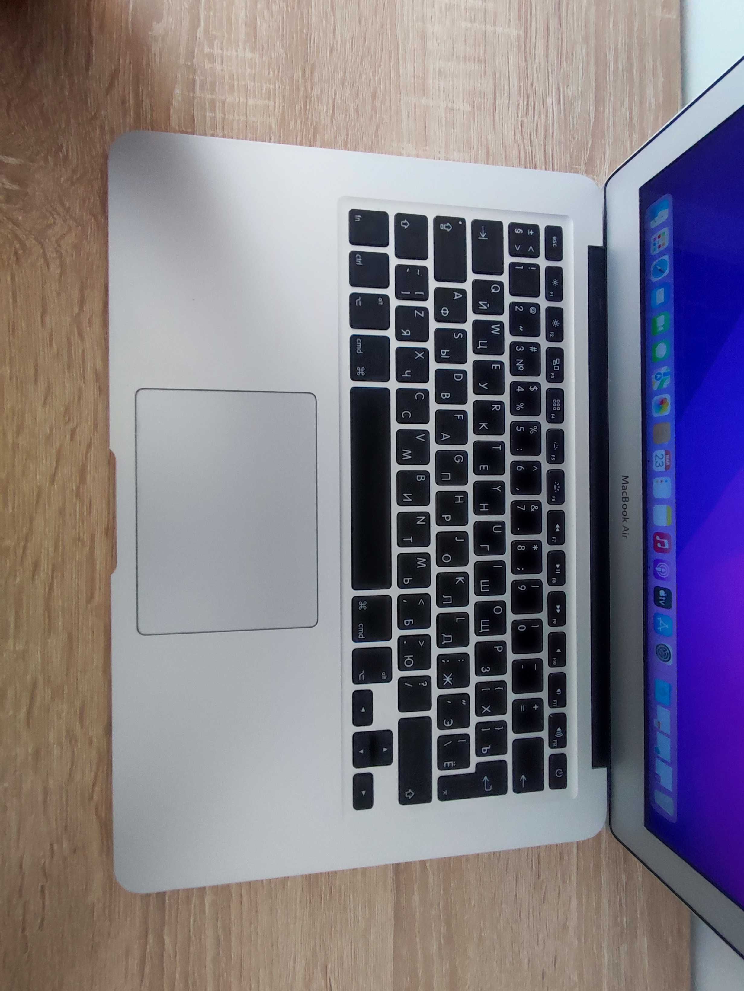 Apple MacBook Air 13" (2017, A1466)