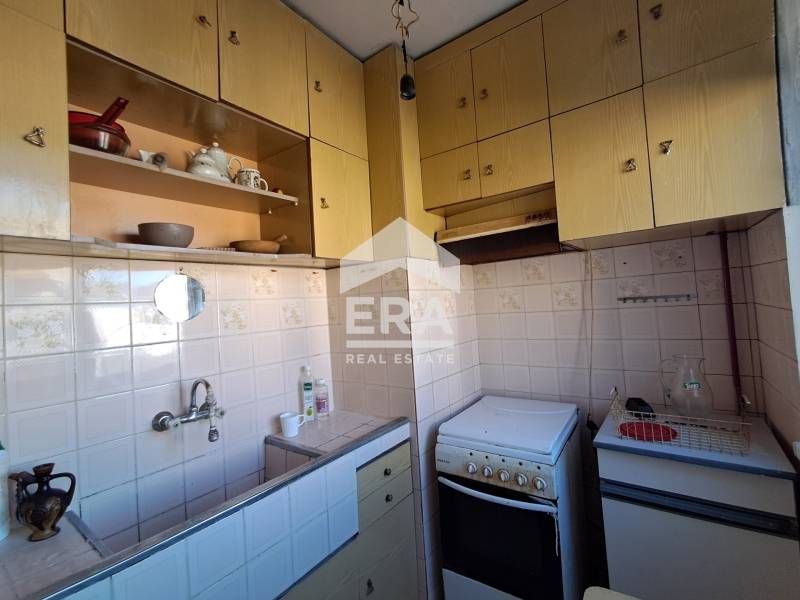 Тристаен апартамент за продажба, с отделна голяма кухня, в долната час