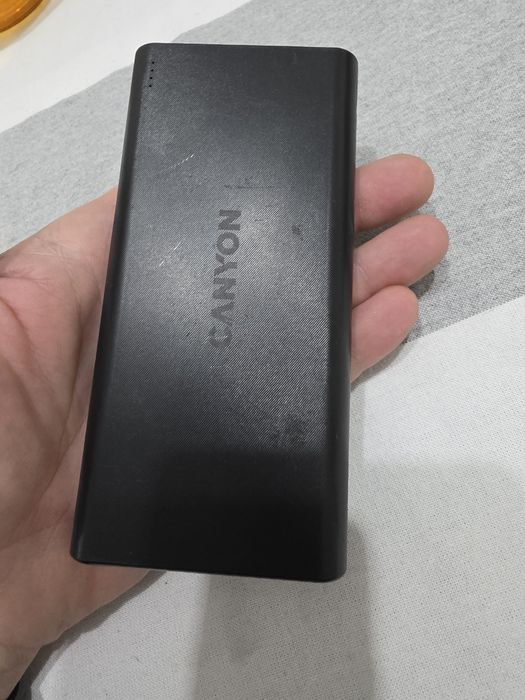 Продавам външна батерия CANYON PB-106  10000 MAH WH