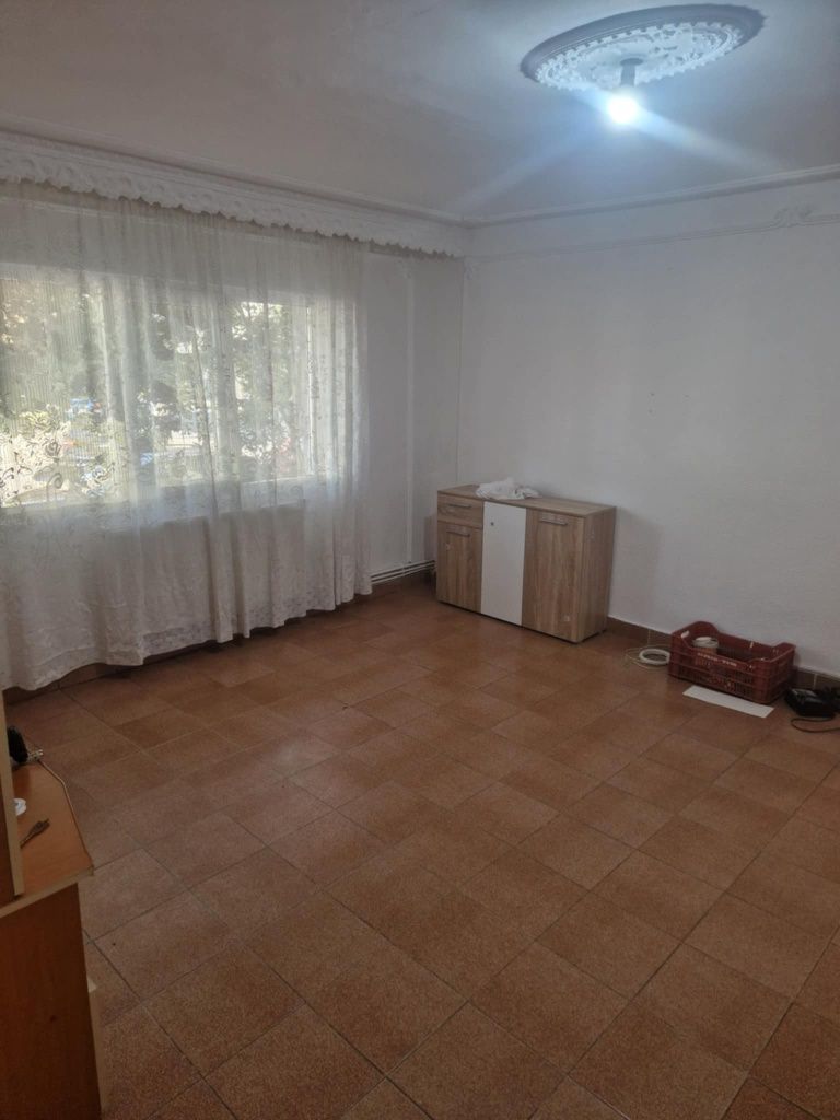 Inchiriez apartament cu 2 camere