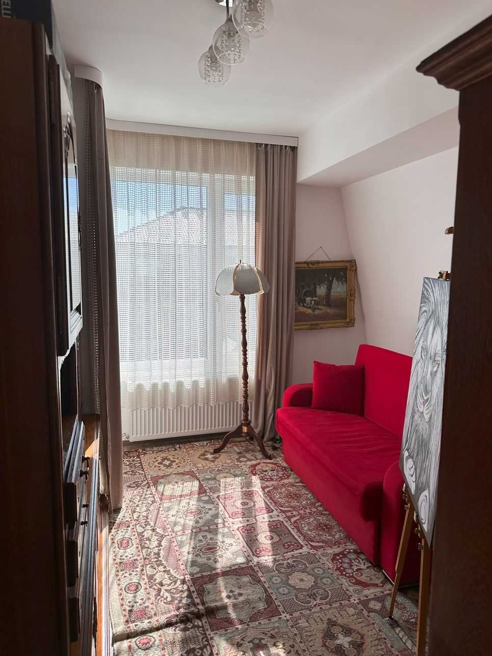 Vând casă cvadruplă (cuplată) – pe 3 niveluri, curte & parcare proprie