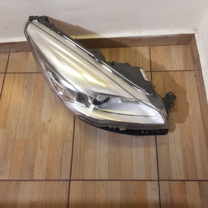Far xenon ford kuga 2 2013