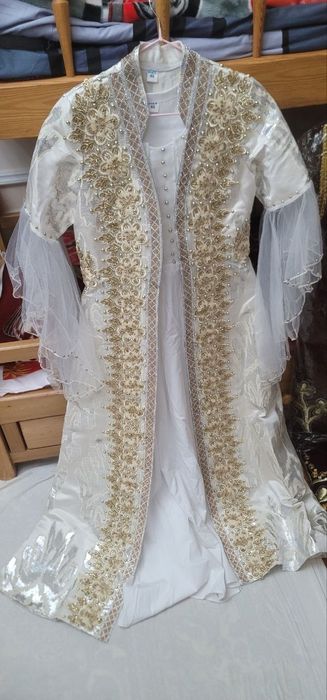 Kelinlar ko'ylaklari sotiladi