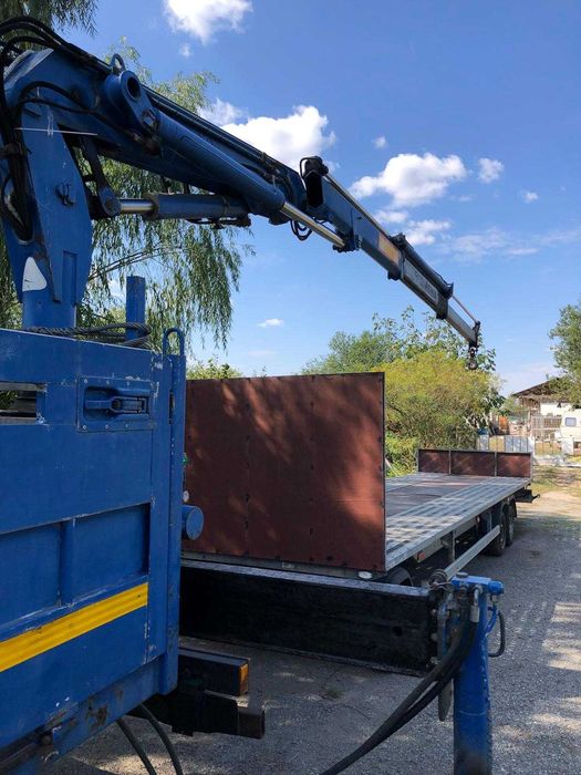 Camion cu macara si remorca cu axa viratoare
