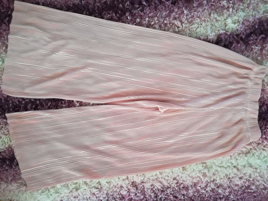 Pantaloni Bershka mărimea XS, purtati o data impecabili