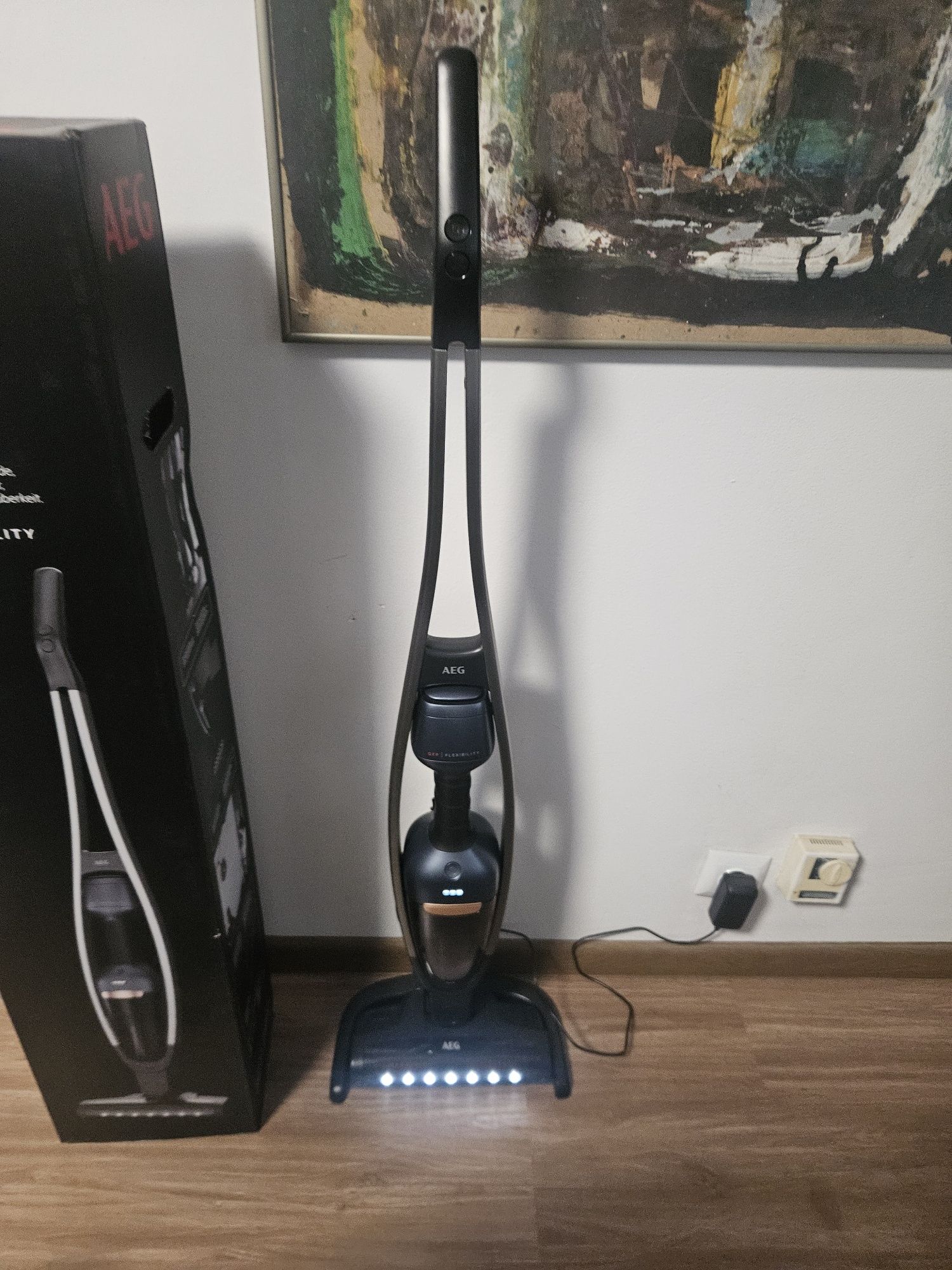 Вертикална прахосмукачка AEG  QX9