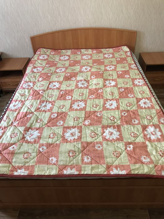 Кровать 160/200,матрас, две тумбочки