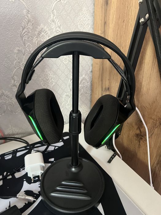 Наушники - Logitech G733 (без проводной с подставкой)