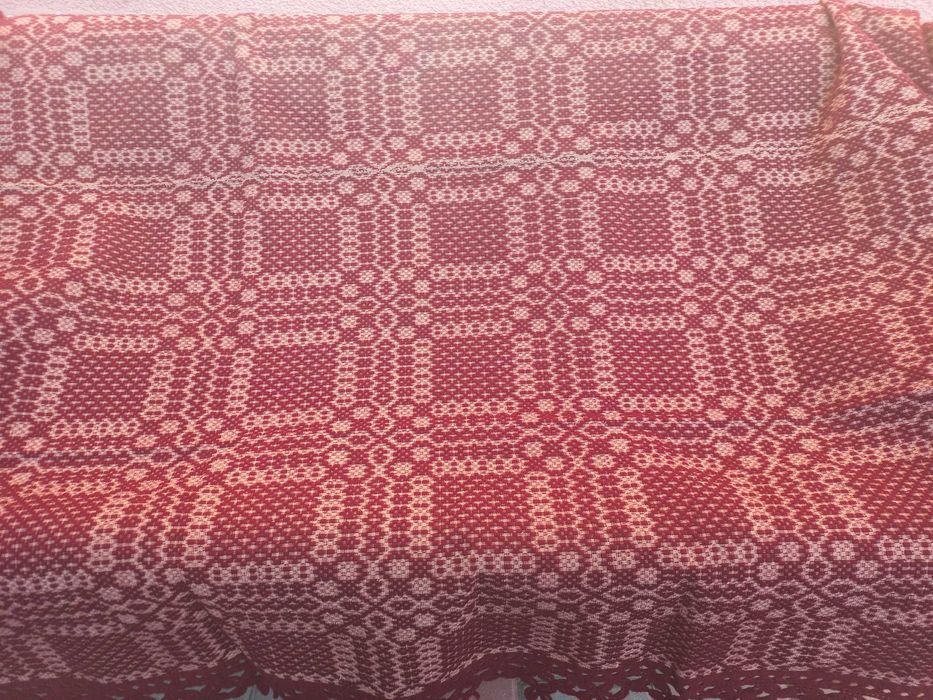 Cuvertura din lana tesuta in razboi