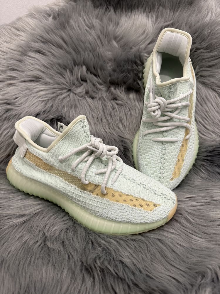 36-46 Yeezy 350 v2 Hyperspace