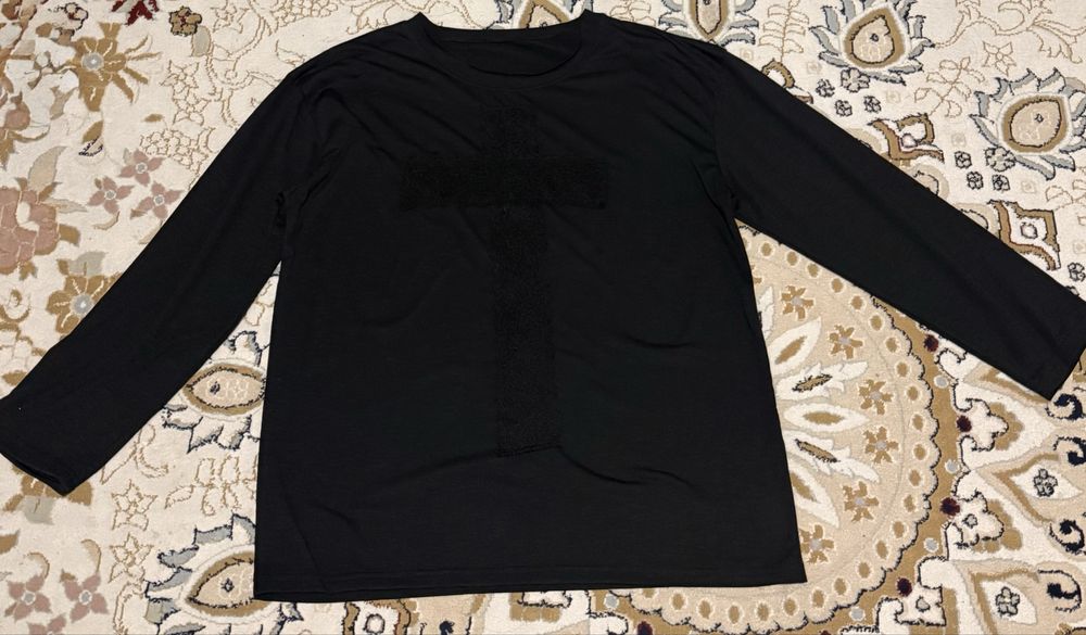 Черная кофта.