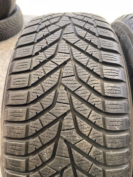 2 бр Зимни Гуми 215/55/17 YOKOHAMA W Drive
