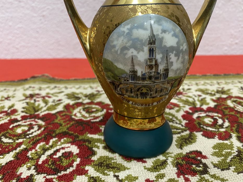 Винтидж вазичка Limoges Lourdes 1858-1958 златна украса Франция