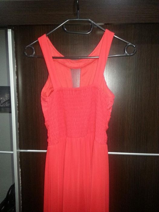 Елегантна червена рокля. Носена е само веднъж.