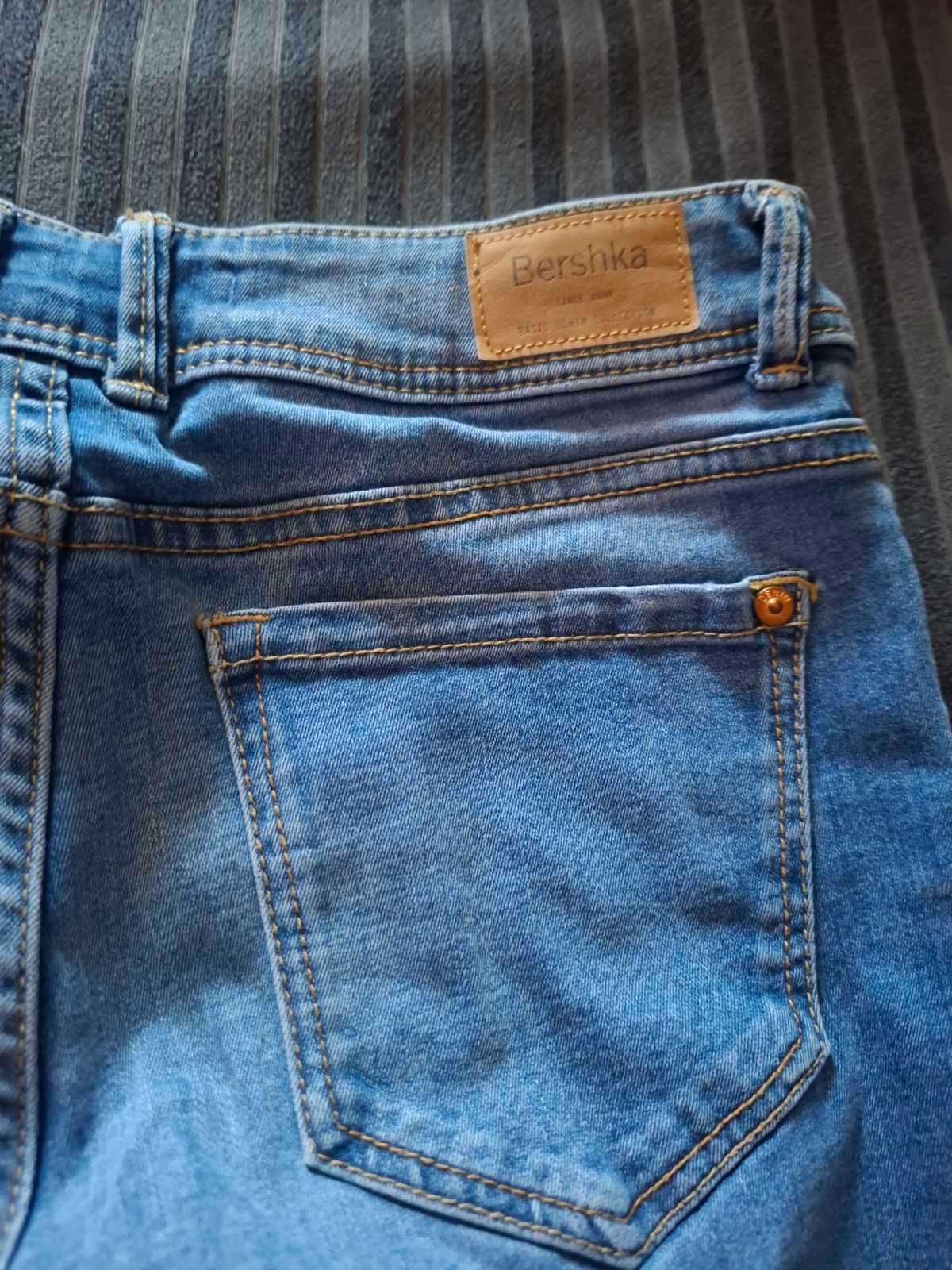Продавам 3бр дънки.  Mango,Denim и Bershka.