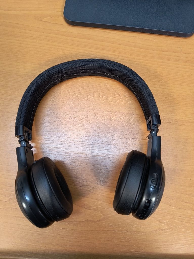 JBL Bluetooth слушалки