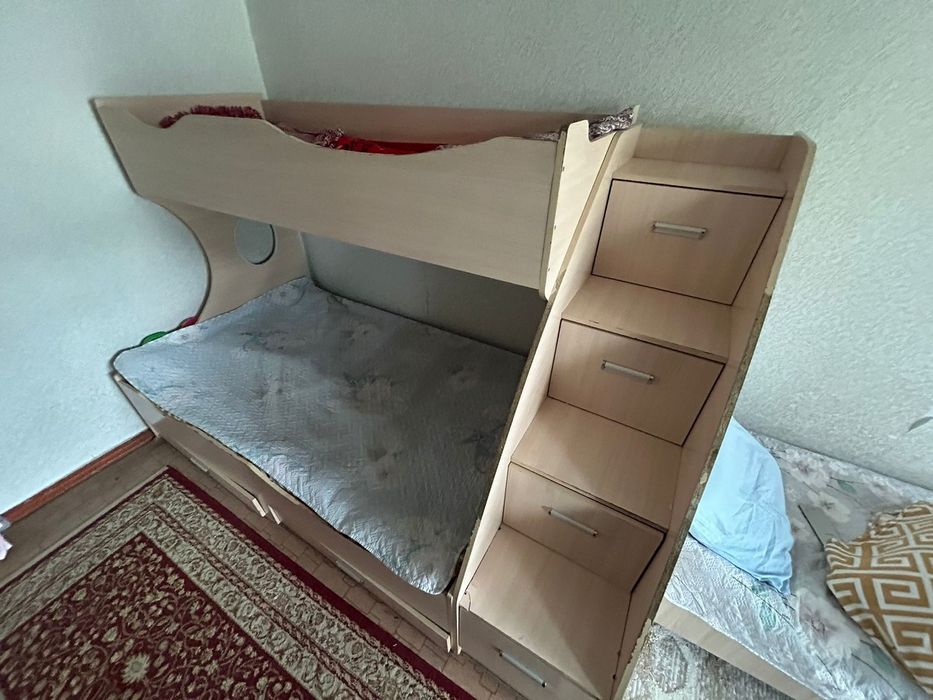 Срочно продаётся тройка,  двухярусная кровать  цена договорная