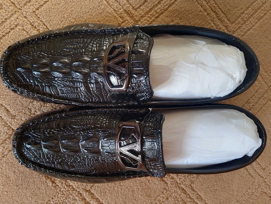 Чисто нови лачени мокасини