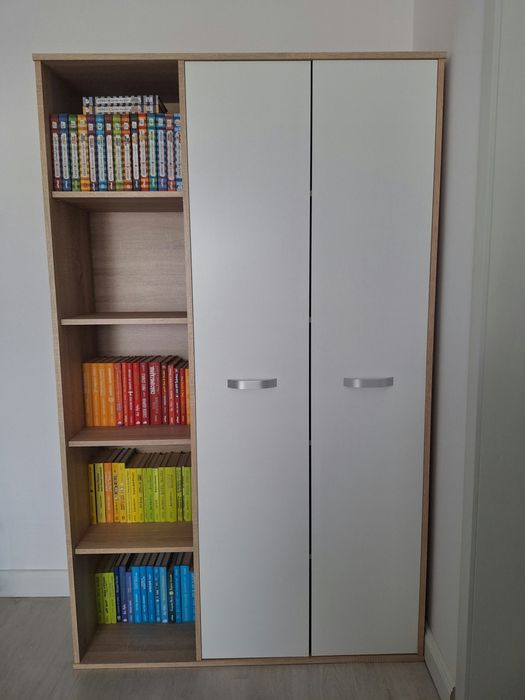 Dulap haine cu mini biblioteca