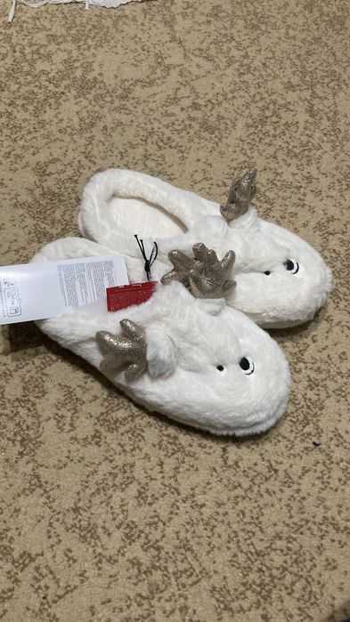 Papuci de casa noi cu eticheta