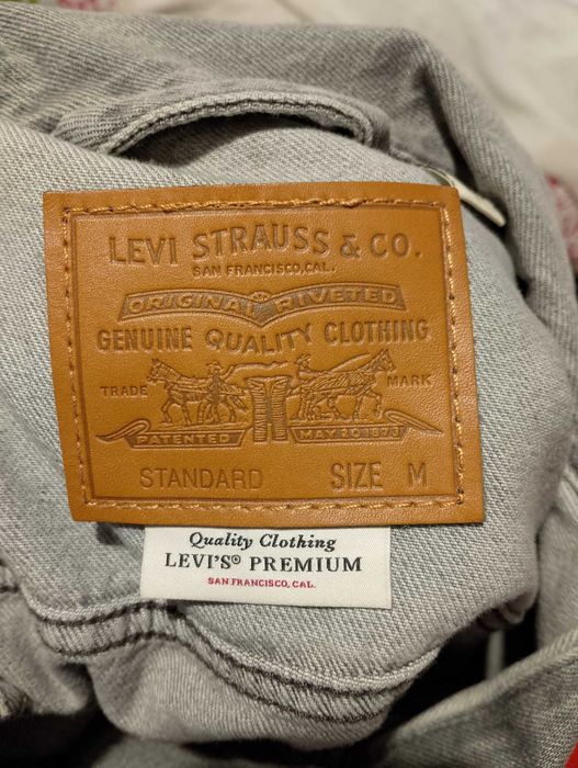 Дънково яке Levi's с татусите на Мишел Мороне