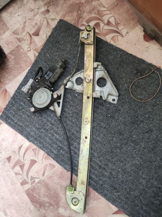 Стекоподъёмник на Аристо 147 перед левая сторона