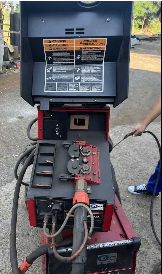 Професионален заваръчен апарат на LINCOLN Electric 405I