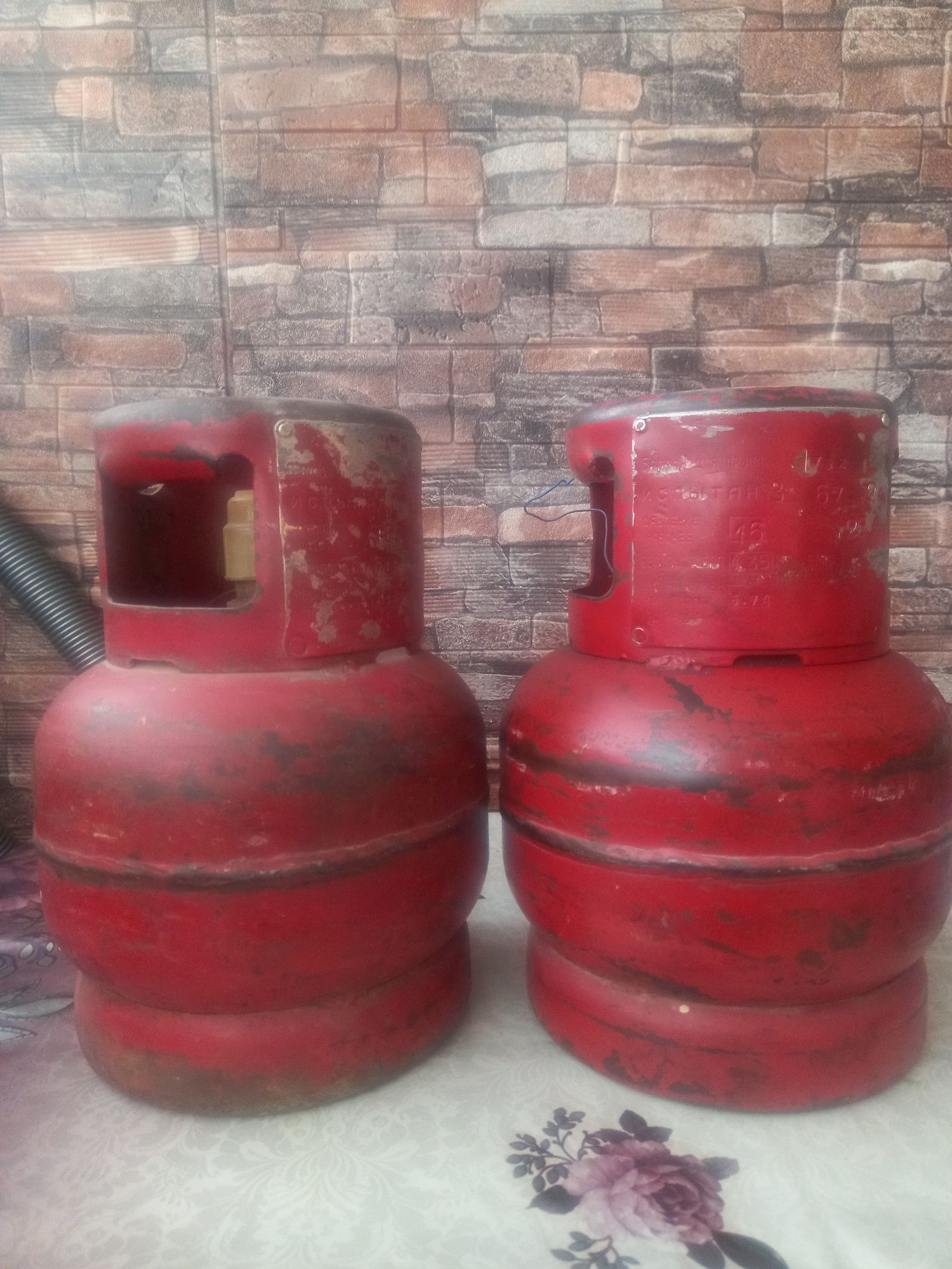 Продаётся 2 газовых балона