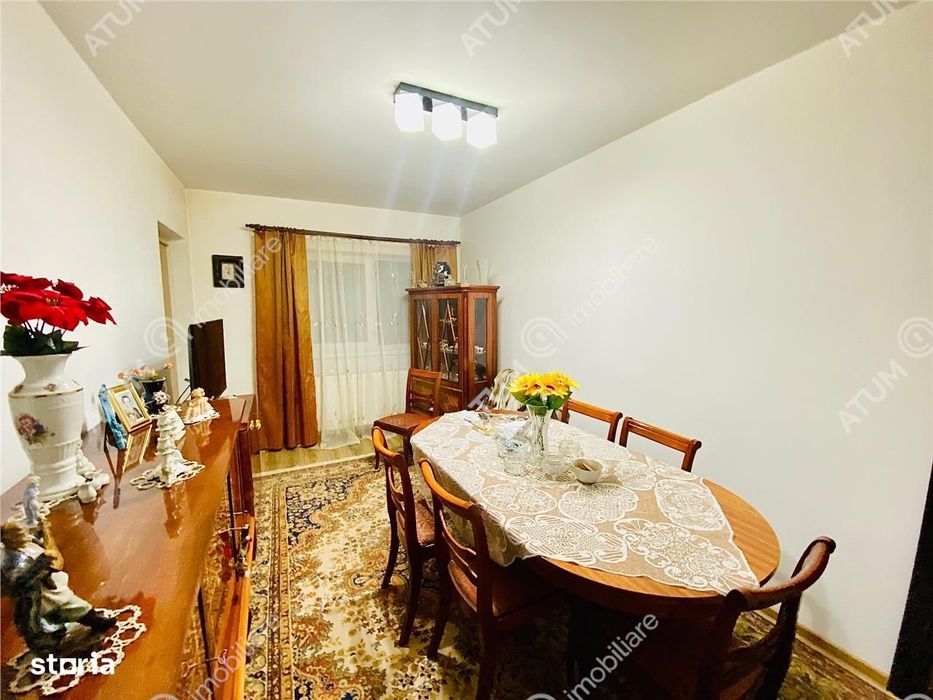 Apartament de 3 camere cu 2 bai si balcon in zona Brana\/Unimat