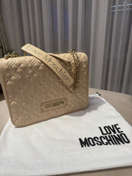 Кожена чанта на марката Love Moschino.