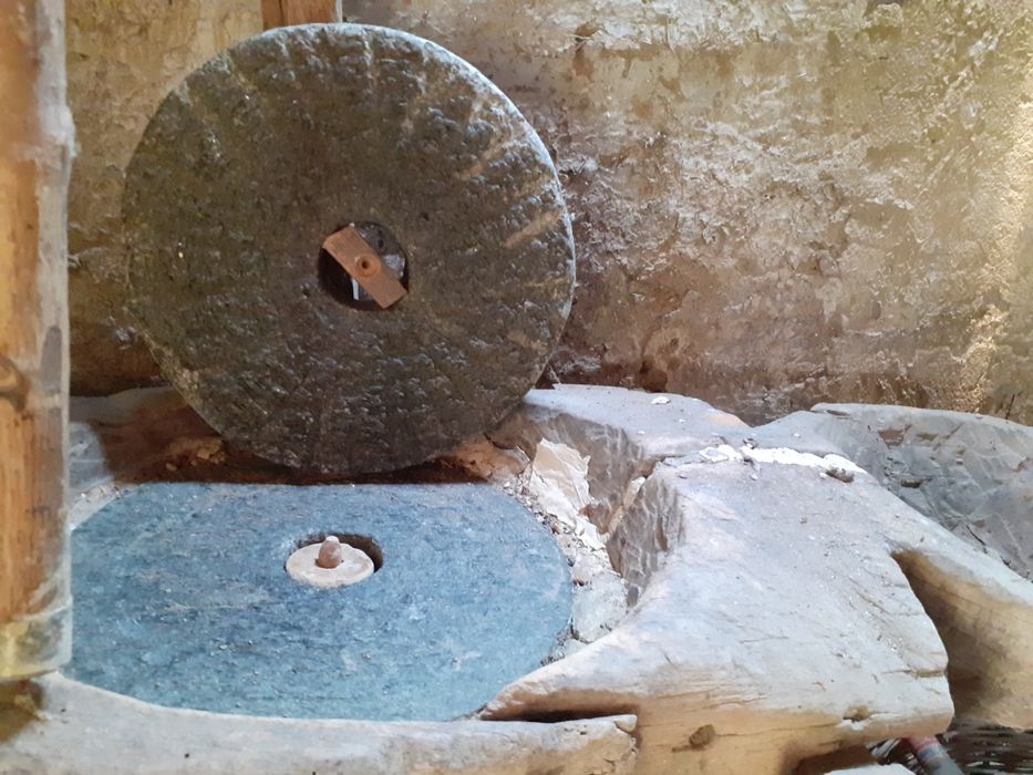 Râșniță veche, toate piesele originale.